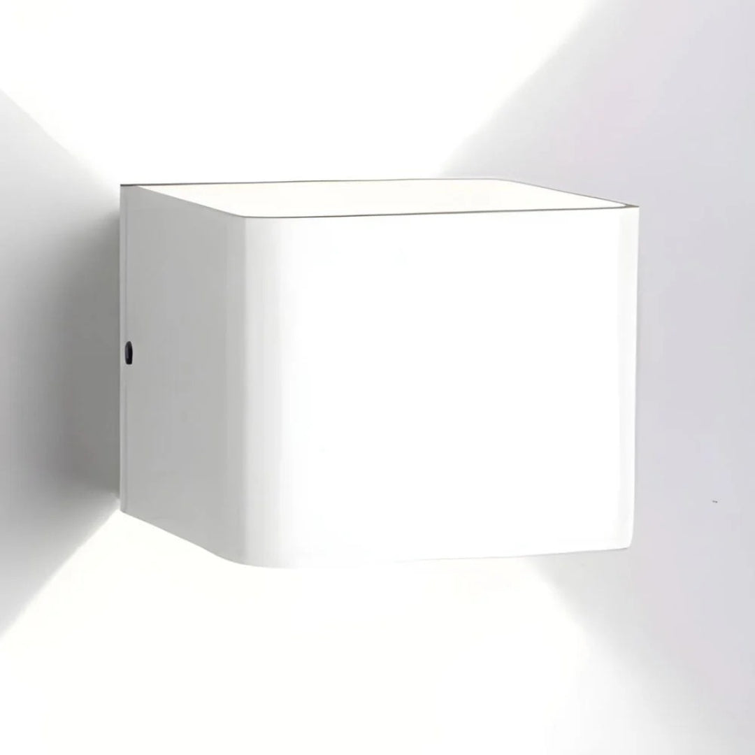 Metalen kubus wandlamp