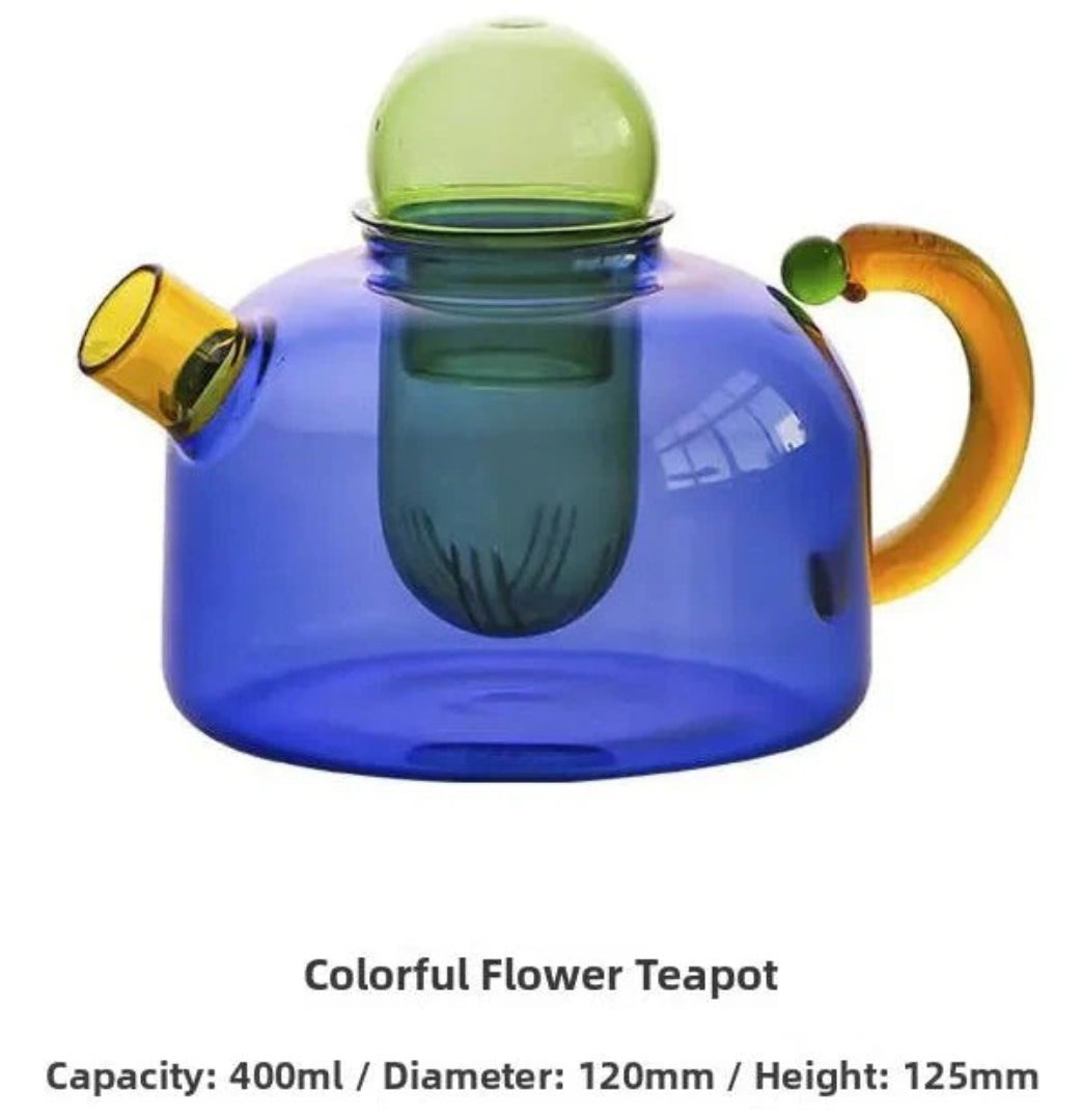 Moderne glazen theepot met kopje