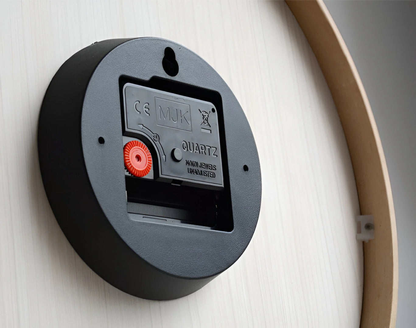 Nordische ronde houten wandklok