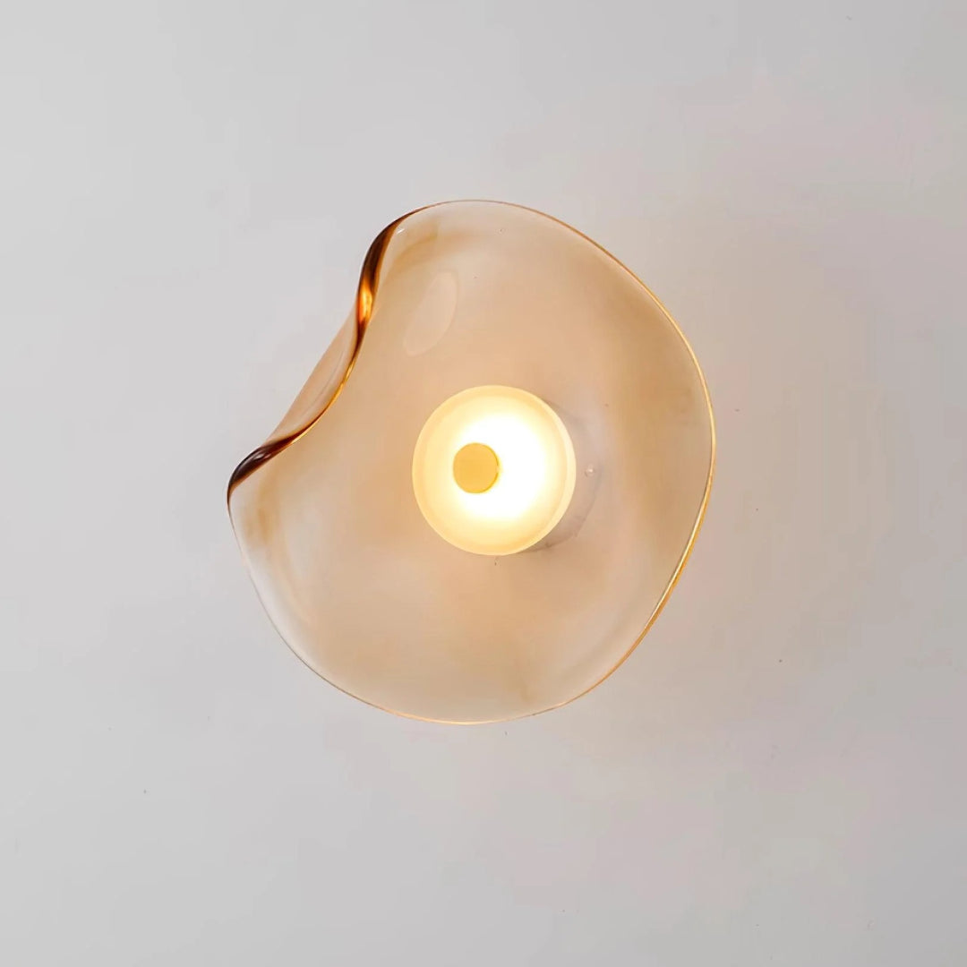 Organisch gevormde glazen LED wandlamp