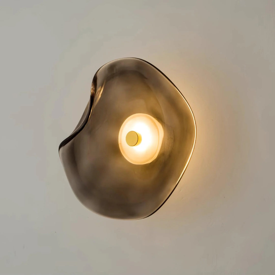 Organisch gevormde glazen LED wandlamp