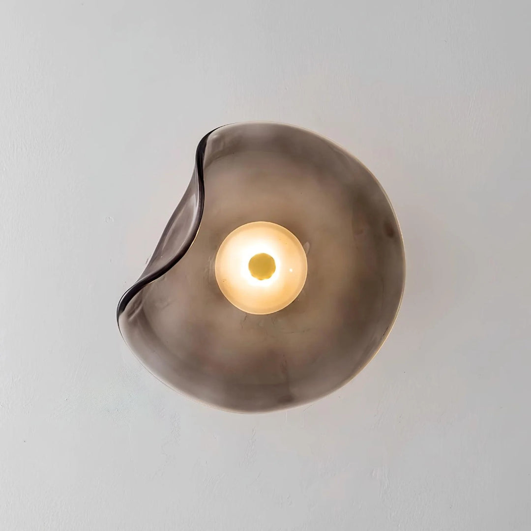 Organisch gevormde glazen LED wandlamp