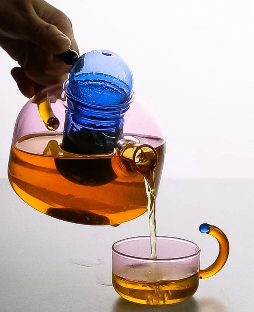 Moderne glazen theepot met kopje