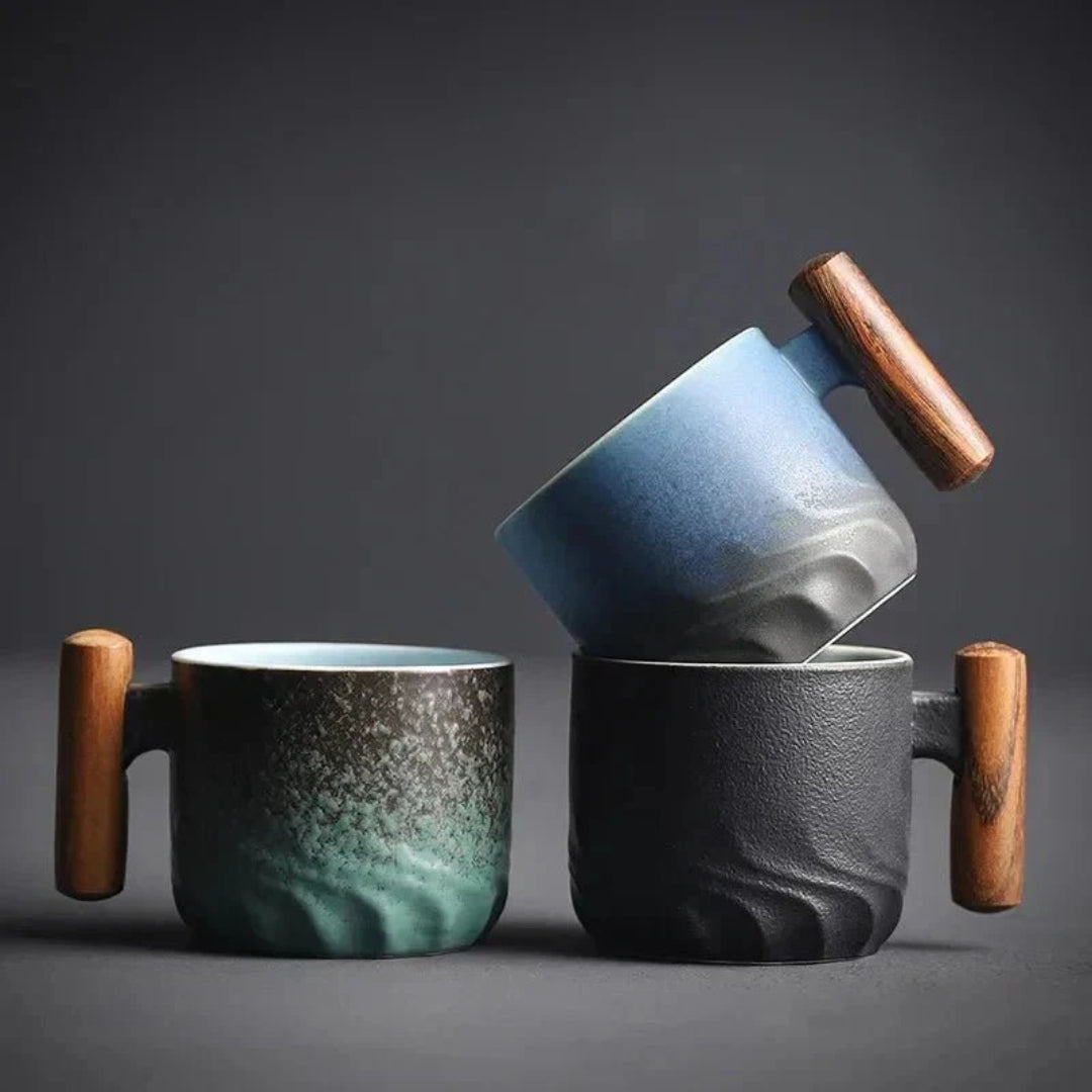 Keramische koffiemok met houten handvat