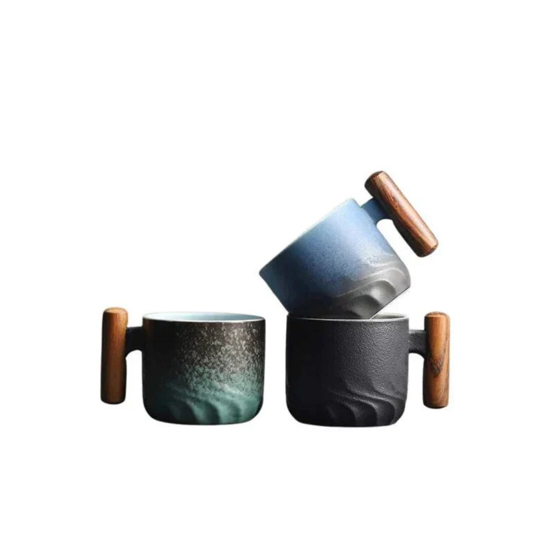 Keramische koffiemok met houten handvat