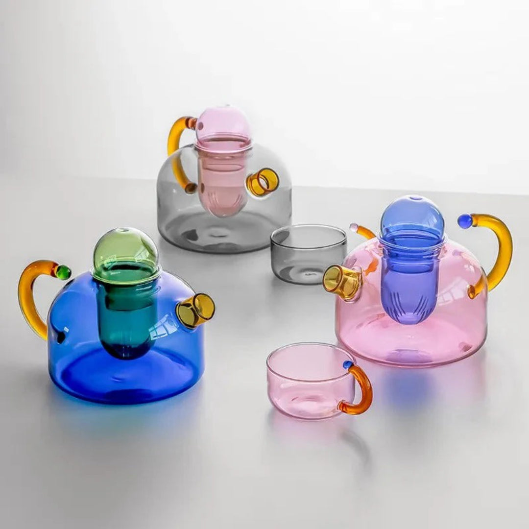 Moderne glazen theepot met kopje