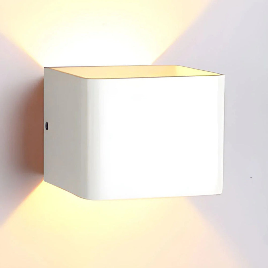 Metalen kubus wandlamp