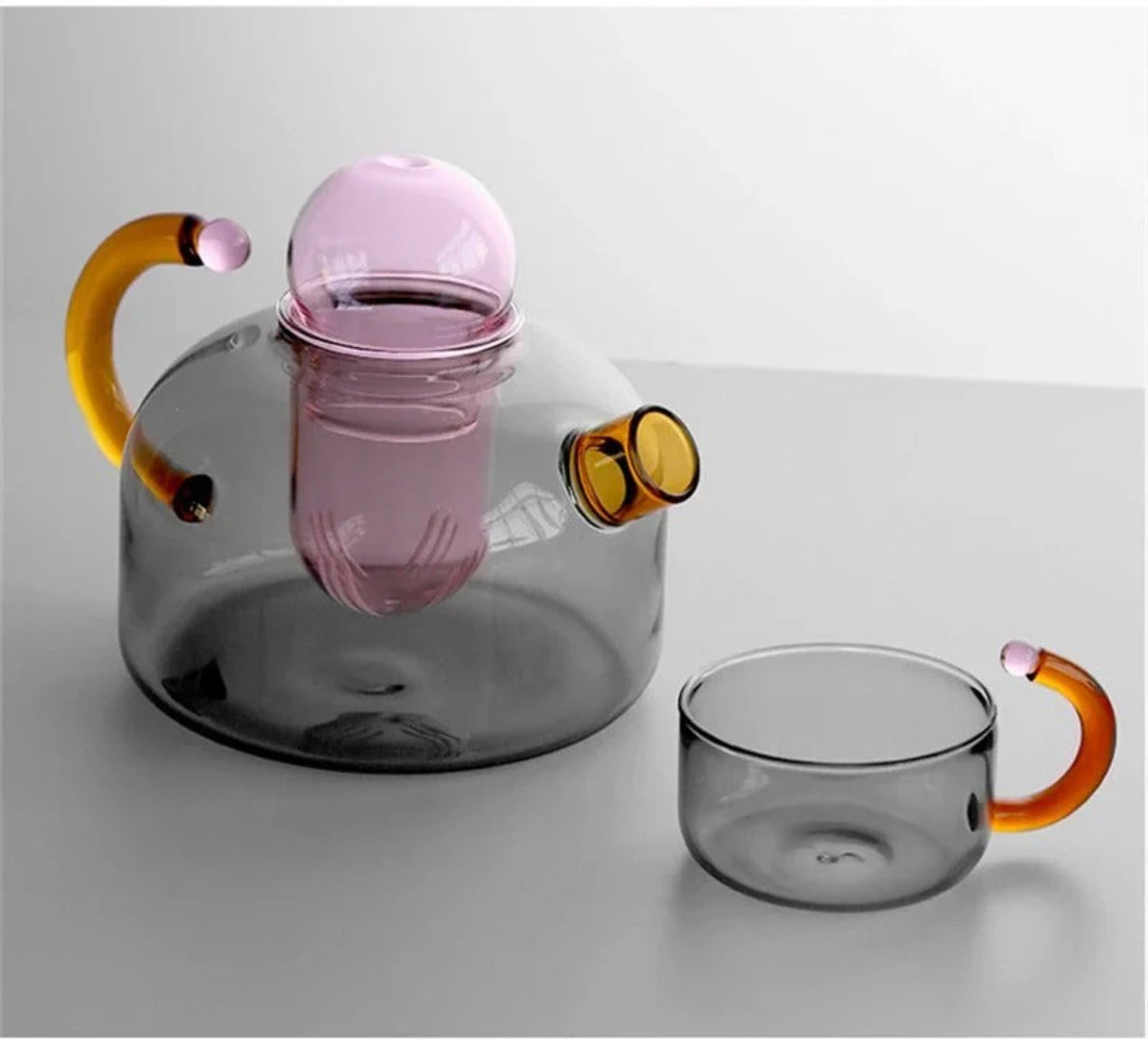 Moderne glazen theepot met kopje