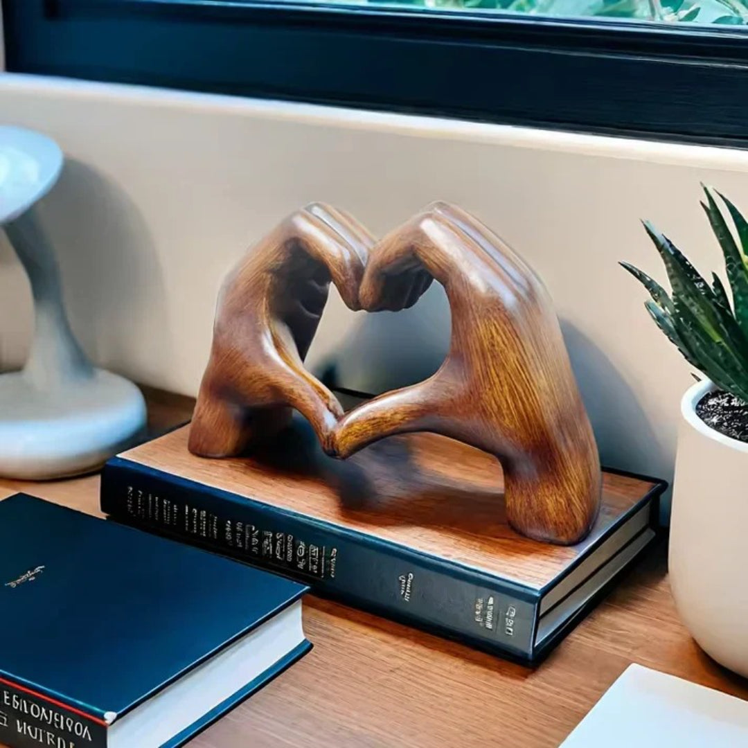 Abstract houten liefdessculptuur