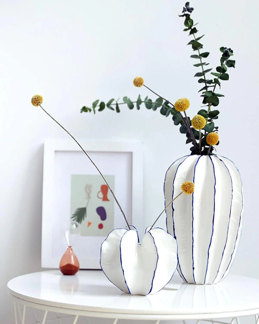 Minimalistische keramische decoratieve vaas