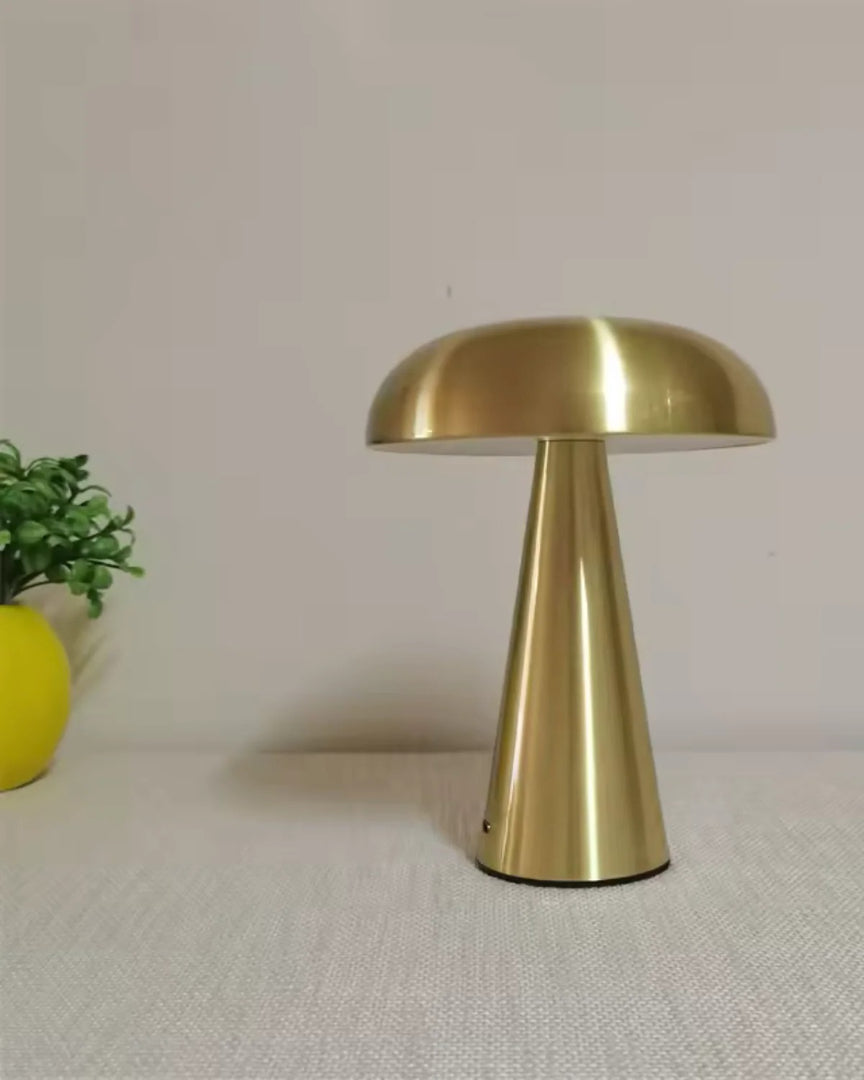 Minimalistische metalen tafellamp