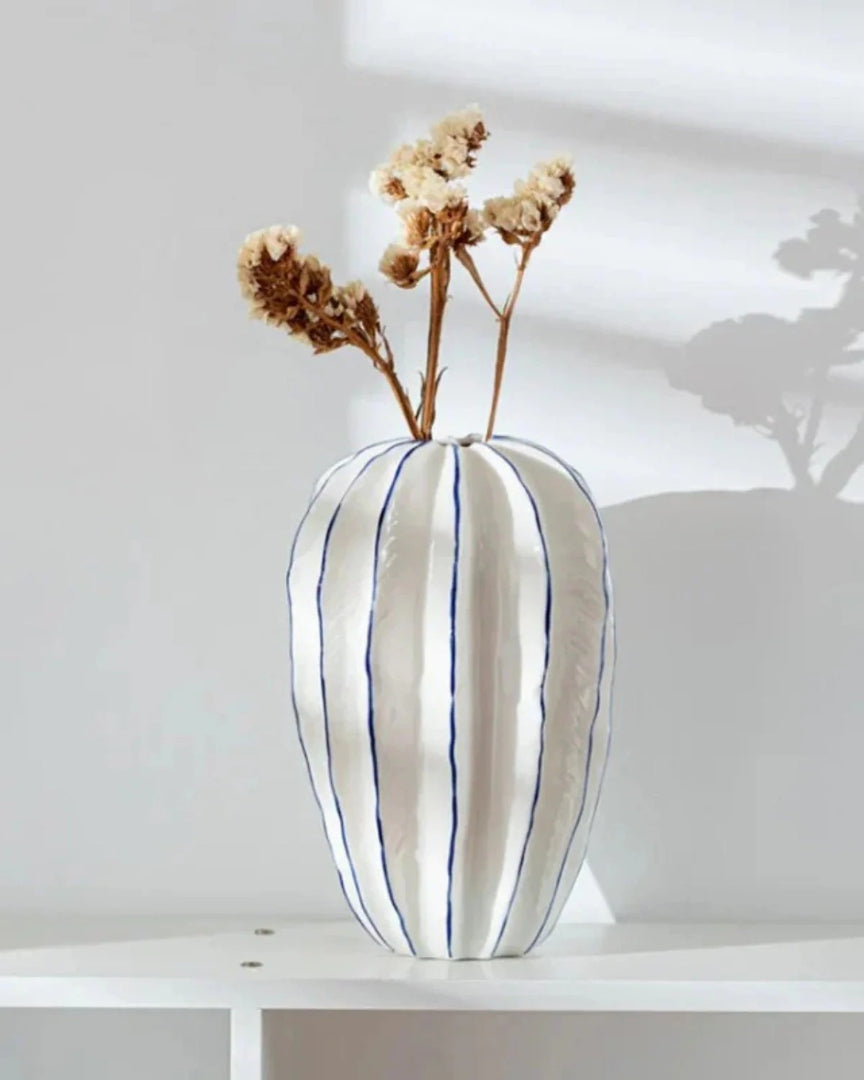 Minimalistische keramische decoratieve vaas