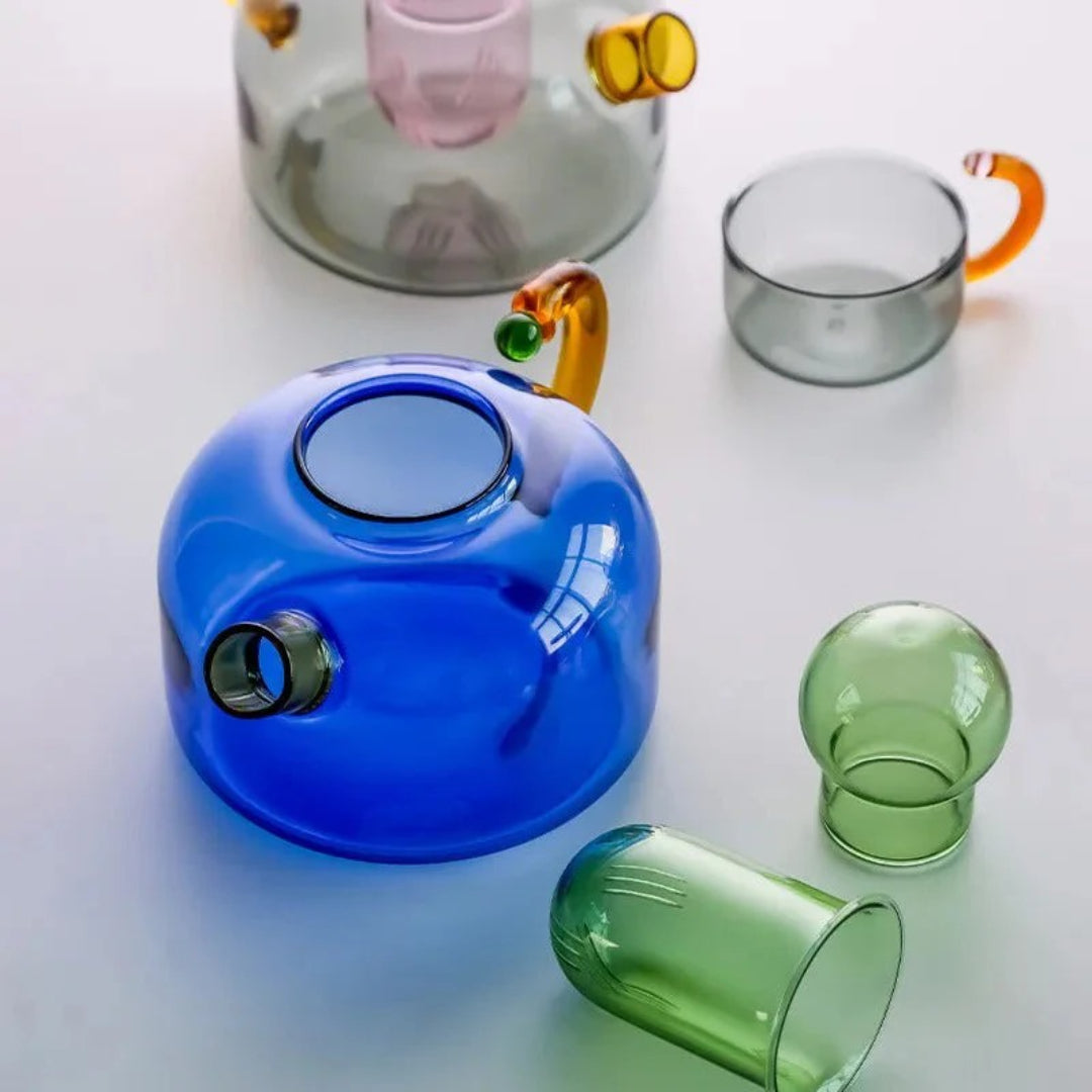 Moderne glazen theepot met kopje