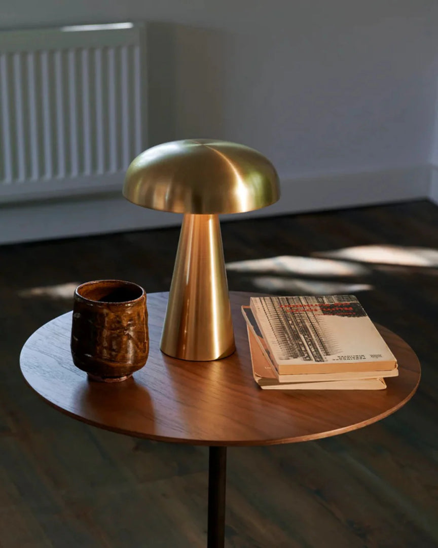 Minimalistische metalen tafellamp