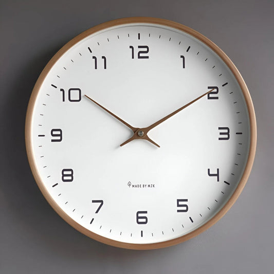 Nordische ronde houten wandklok