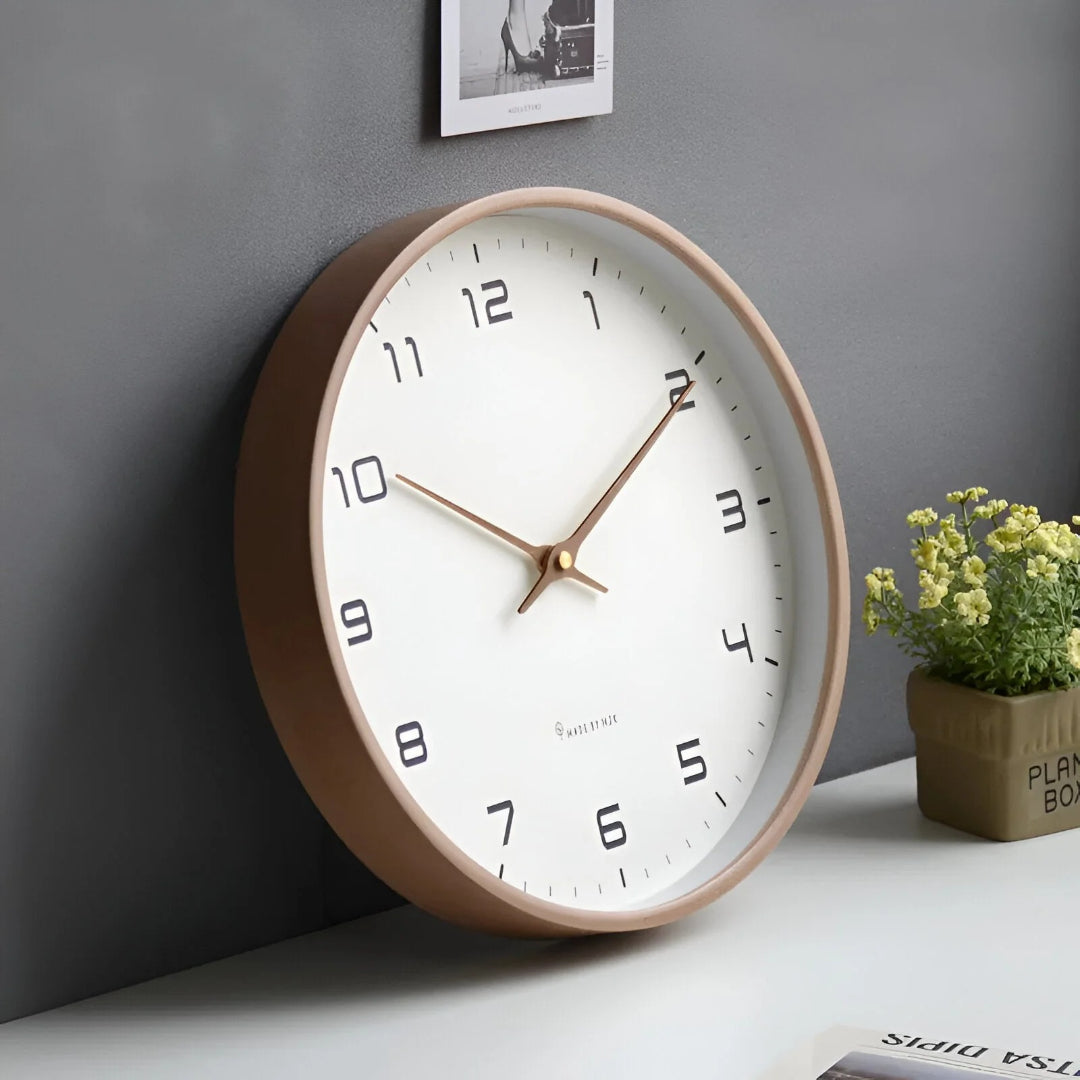 Nordische ronde houten wandklok