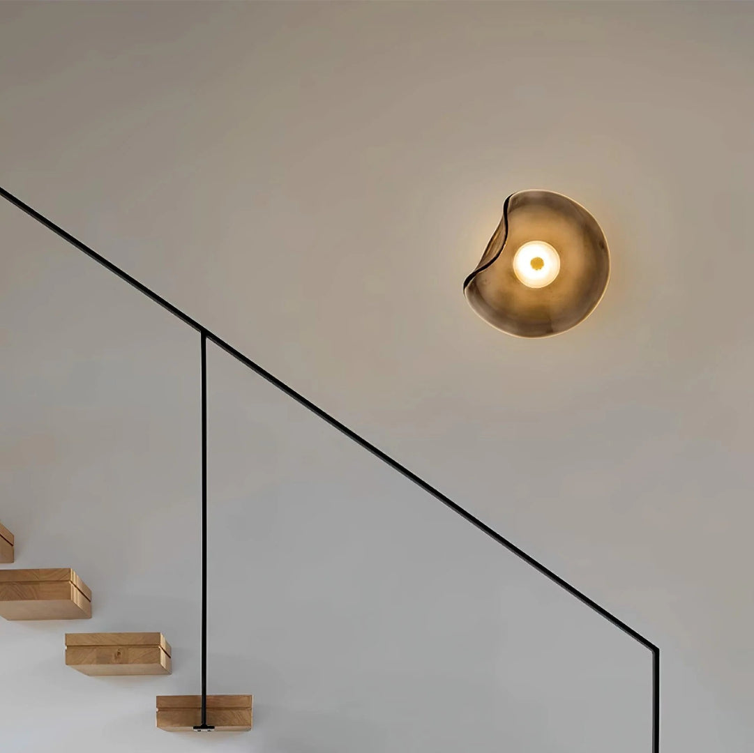 Organisch gevormde glazen LED wandlamp