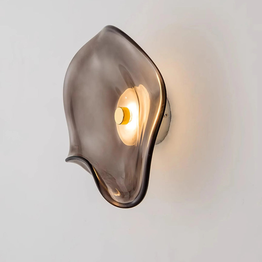 Organisch gevormde glazen LED wandlamp