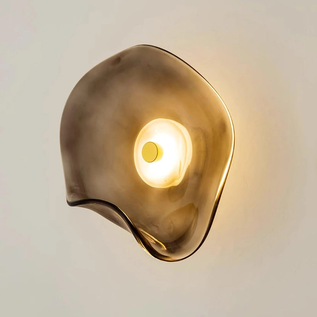Organisch gevormde glazen LED wandlamp