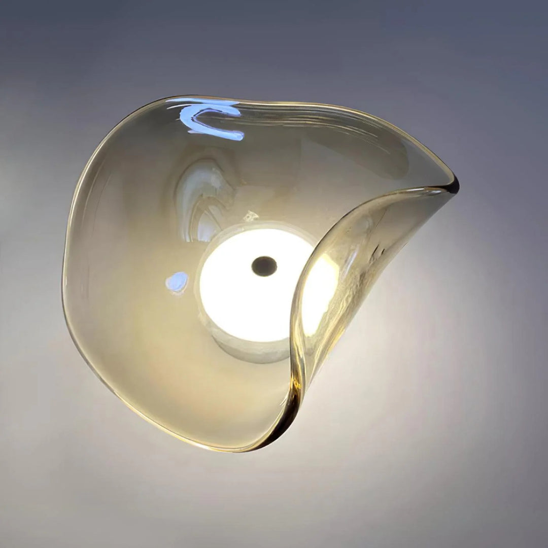 Organisch gevormde glazen LED wandlamp