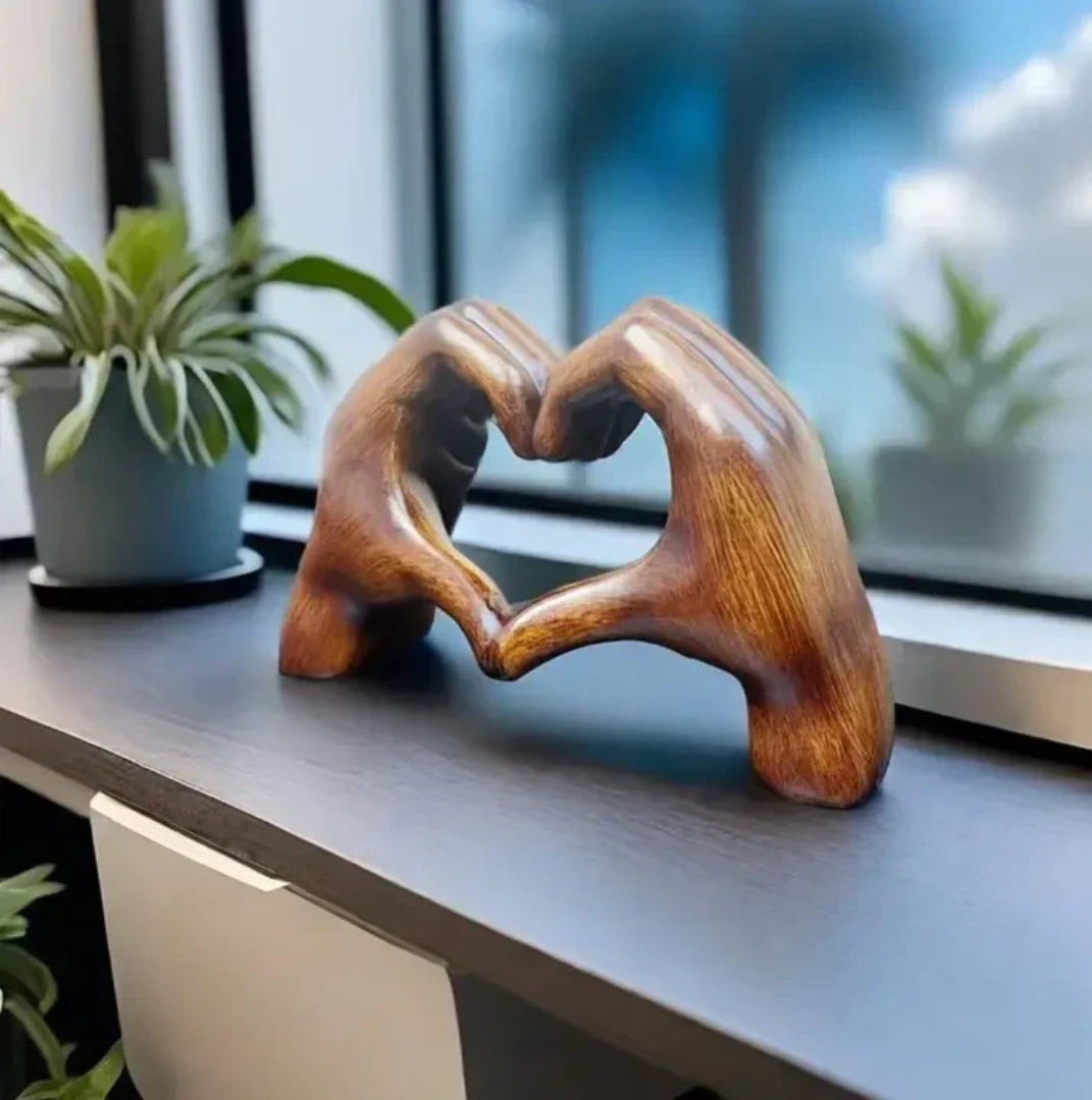 Abstract houten liefdessculptuur