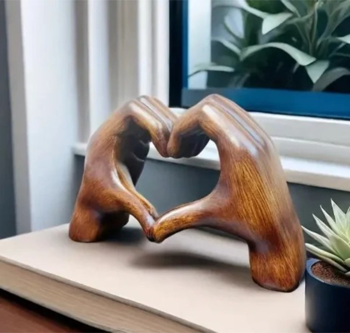 Abstract houten liefdessculptuur