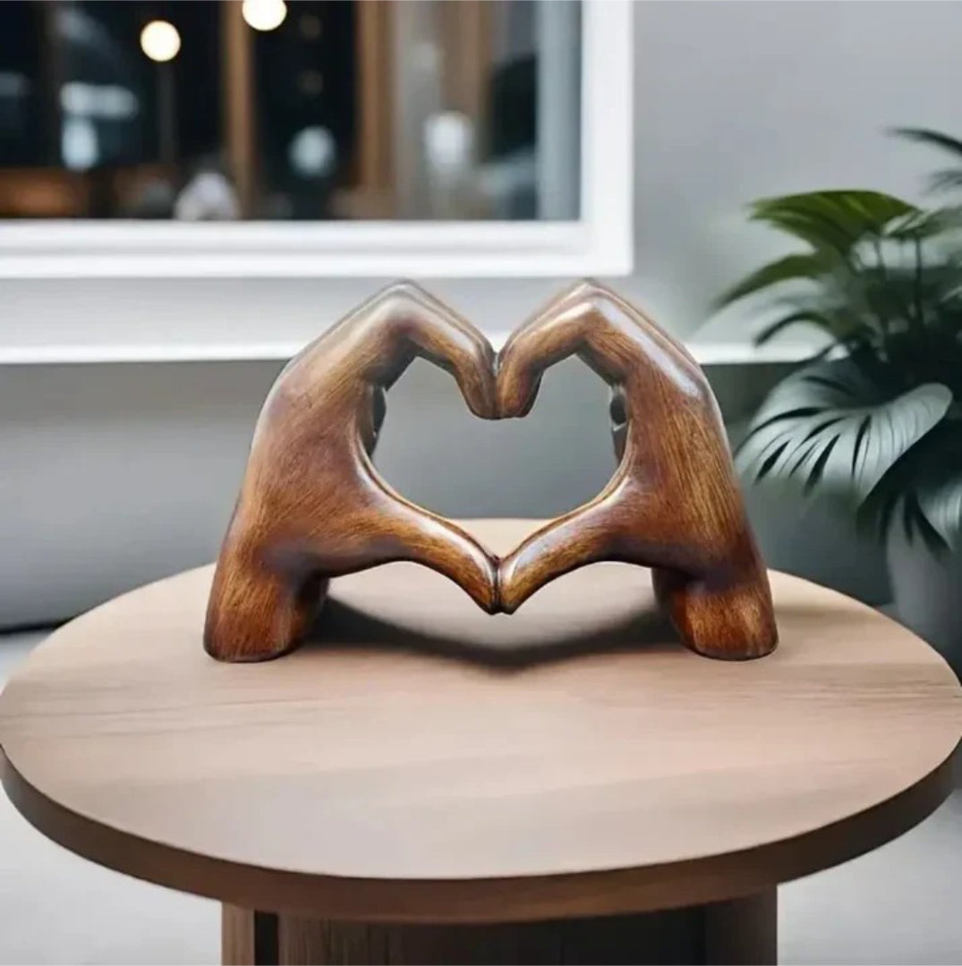 Abstract houten liefdessculptuur