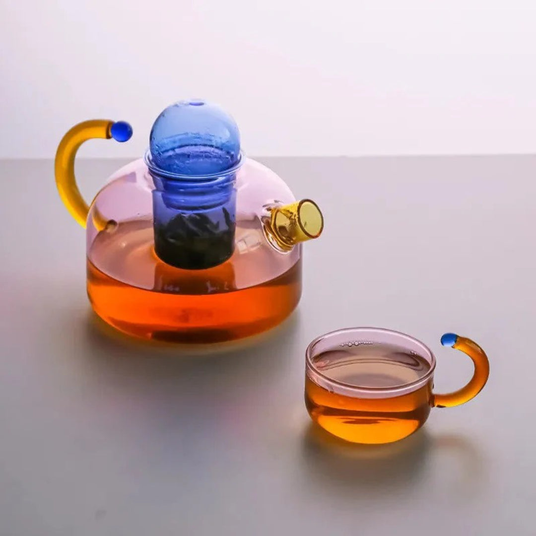 Moderne glazen theepot met kopje
