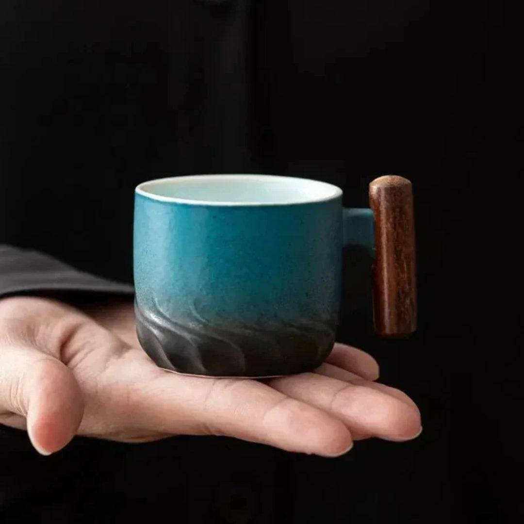 Keramische koffiemok met houten handvat