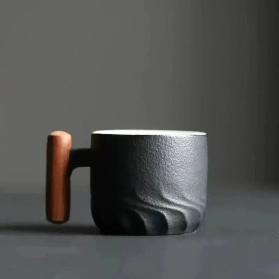 Keramische koffiemok met houten handvat