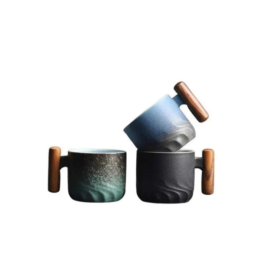 Keramische koffiemok met houten handvat