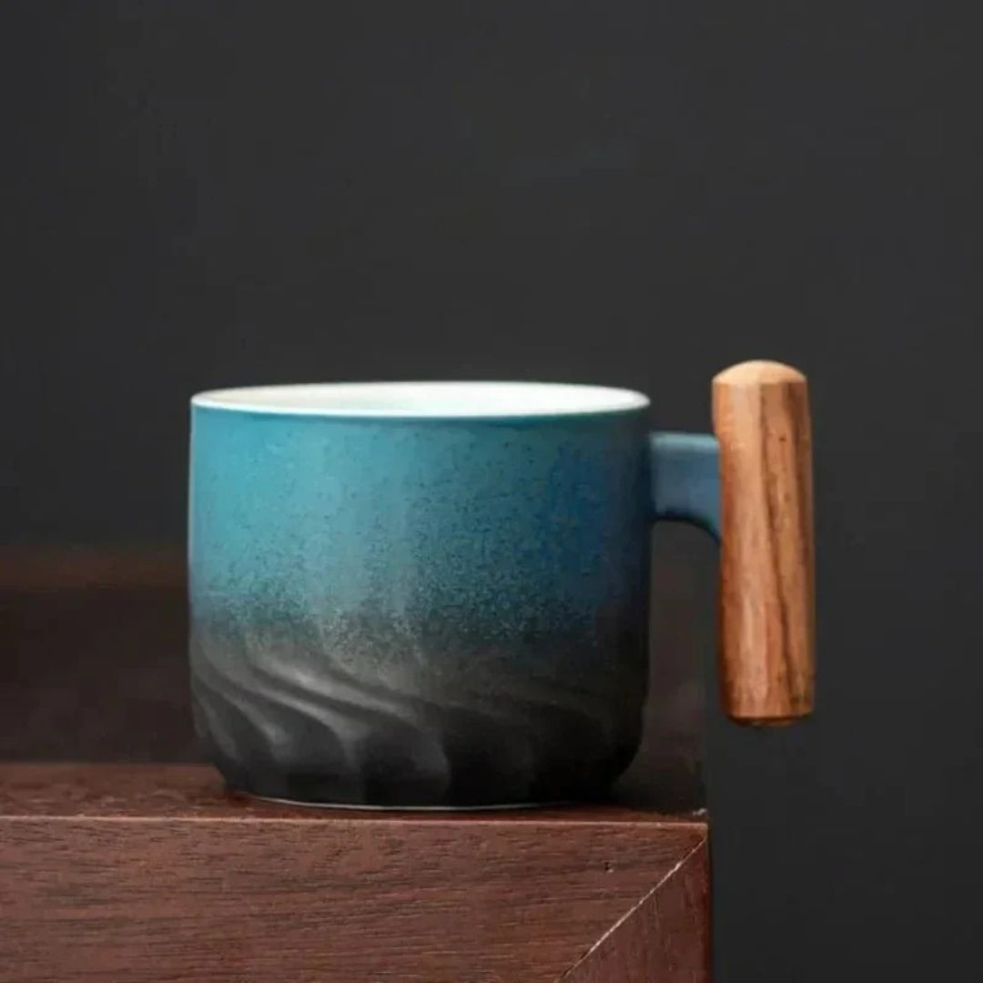 Keramische koffiemok met houten handvat