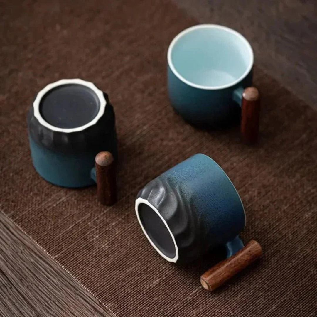 Keramische koffiemok met houten handvat